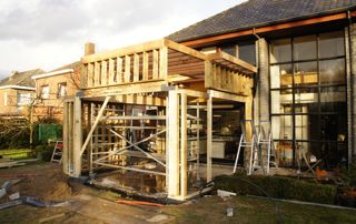 construction d'une extension avec terrasse en bois